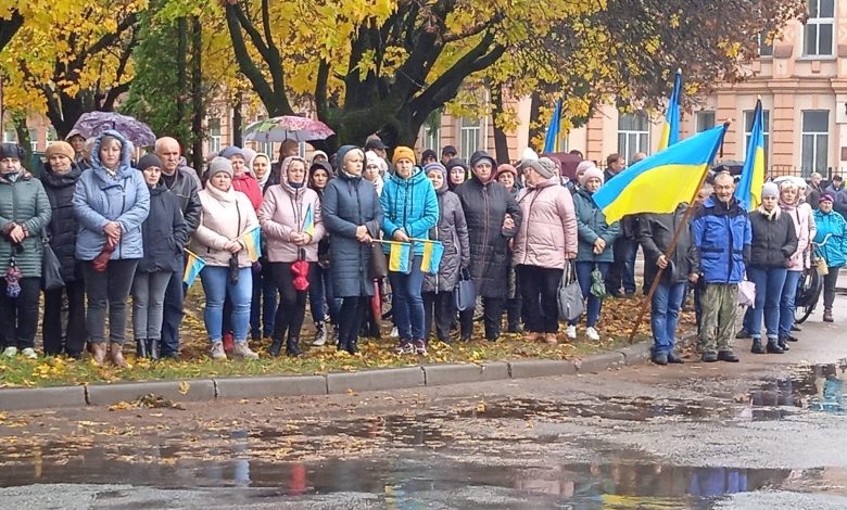 На Чернігівщині навколішки провела в останню дорогу полеглого Героя