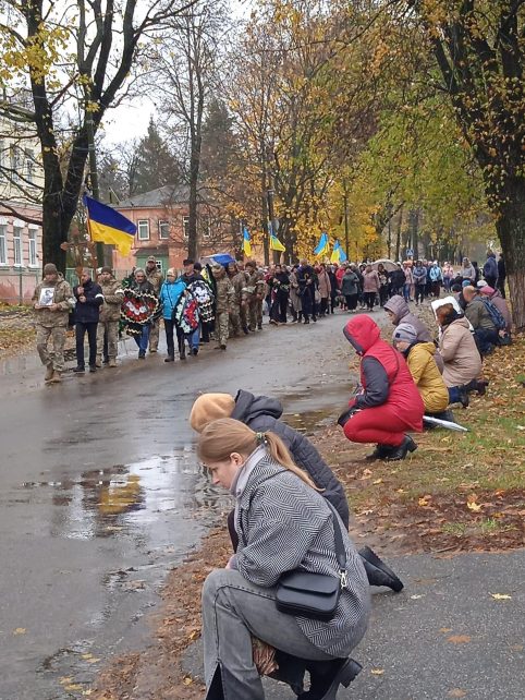 На Чернігівщині навколішки провела в останню дорогу полеглого Героя