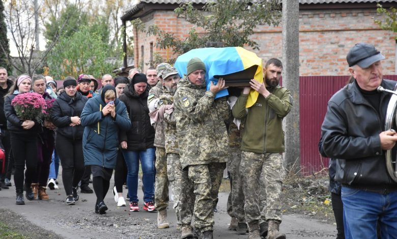 На Чернігівщині навколішки провели в останню путь воїна 