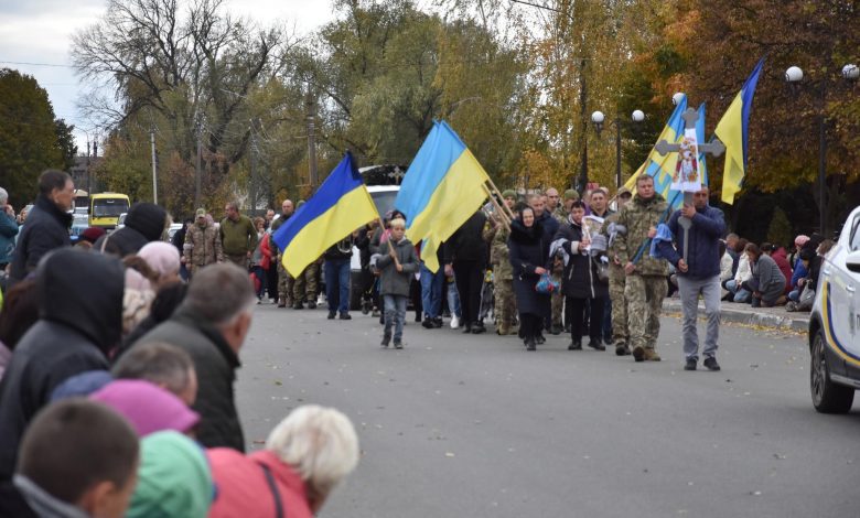 На Чернігівщині навколішки провели в останню путь воїна 