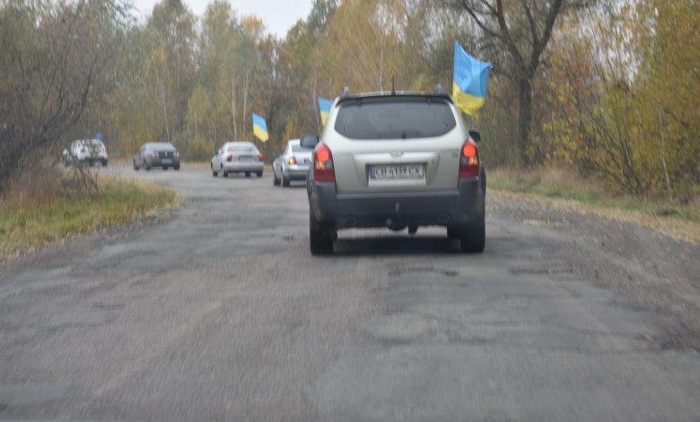 На Чернігівщині навколішки провели в останню путь воїна 