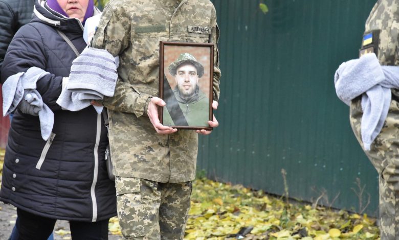 На Чернігівщині навколішки провели в останню путь воїна 