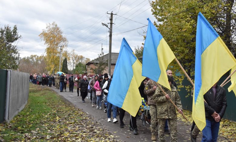 На Чернігівщині навколішки провели в останню путь воїна 