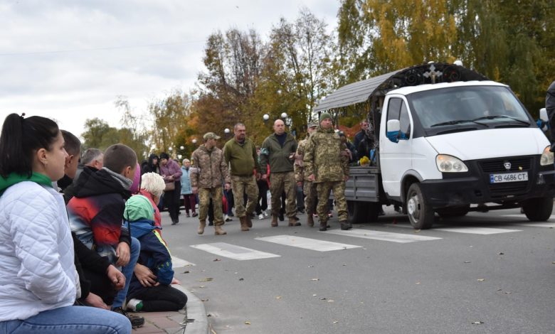На Чернігівщині навколішки провели в останню путь воїна 