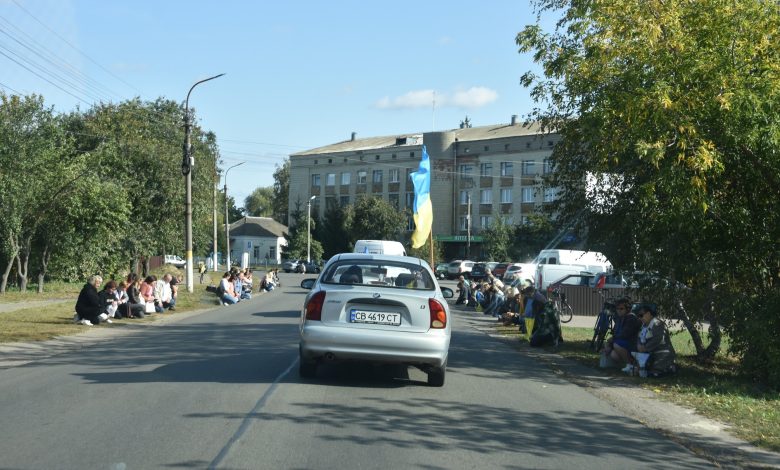 На Чернігівщині навколішки зустрічали полеглого Героя