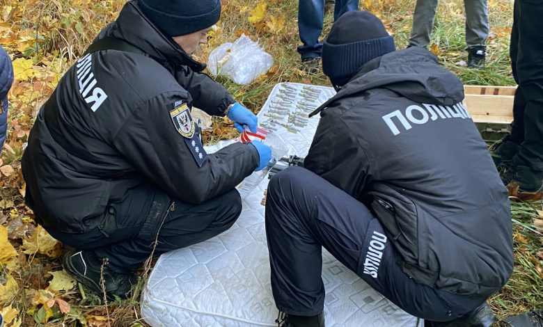 На Чернігівщині у кримінального авторитета знайшли арсенал зброї та наркотики (Фото)