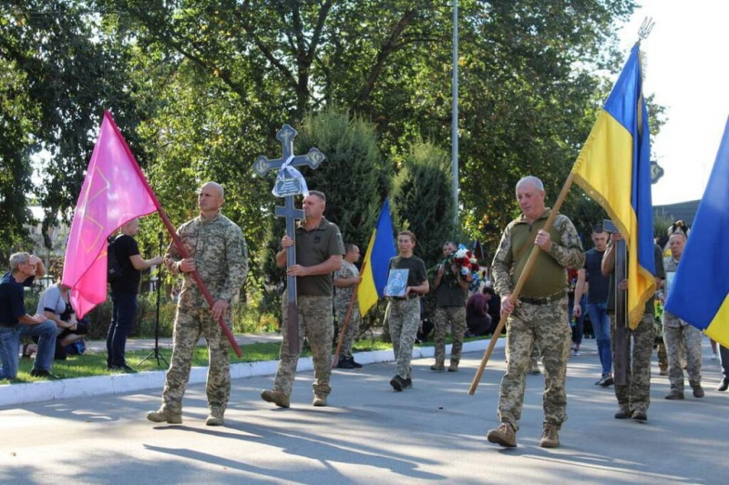 На Чернігівщині в останню путь провели загиблого воїна