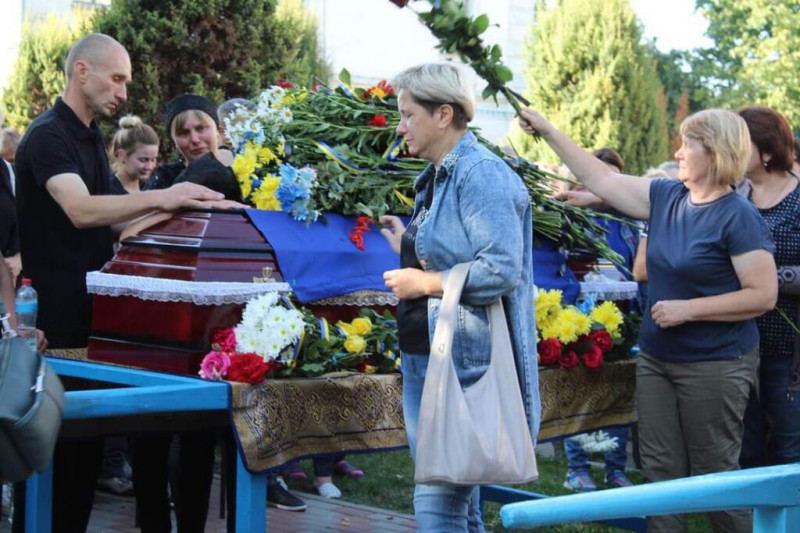 На Чернігівщині в останню путь провели загиблого воїна