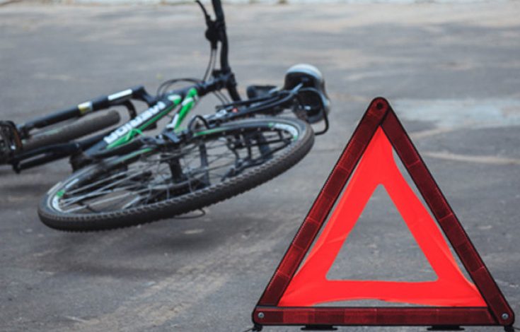 Невдалий маневр: у Чернігові не розминулися автівка та велосипедист