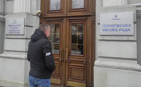 Обшуки в Чернігівській міській раді: правоохоронці перевіряють законність перебування за кордоном в.о. голови ЧМР