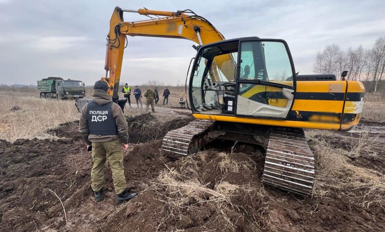 Поліція Чернігівщини скерувала до суду справу щодо організованої злочинної групи, яка займалась незаконним видобутком торфу (Фото)