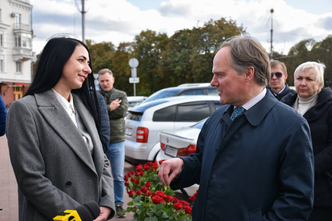 Посол Великої Британії під час візиту у Чернігів дивився як відновлюється міська лікарня №3