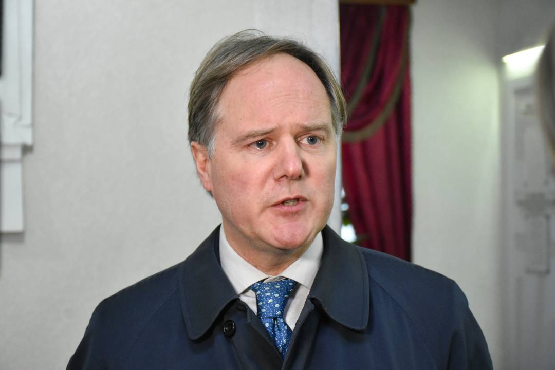 Посол Великої Британії під час візиту у Чернігів дивився як відновлюється міська лікарня №3
