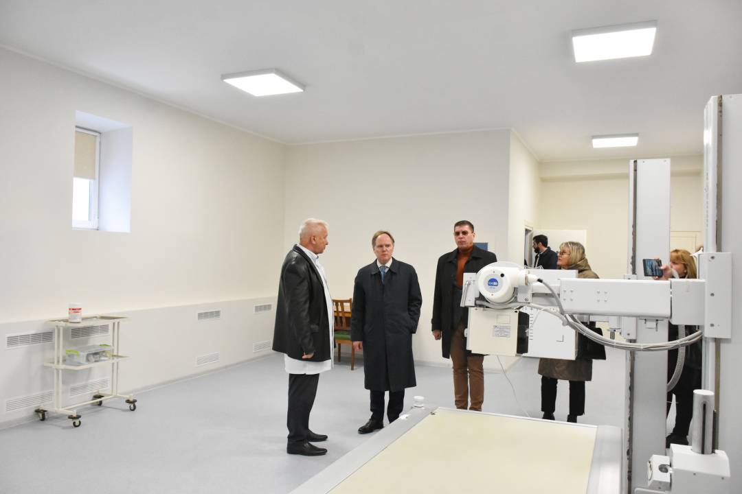 Посол Великої Британії під час візиту у Чернігів дивився як відновлюється міська лікарня №3
