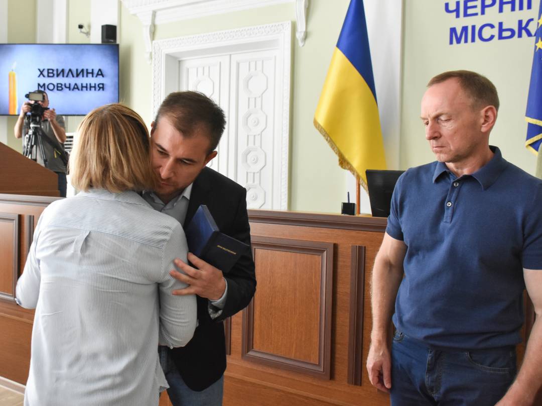 Рідним загиблих військовослужбовців Сил ТРО вручили відзнаки «За оборону Чернігова»