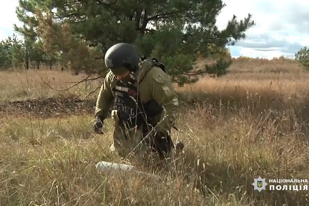 Робота без права на помилку: вибухотехніки обласної поліції продовжують очищувати Чернігівщину від небезпечного заліза