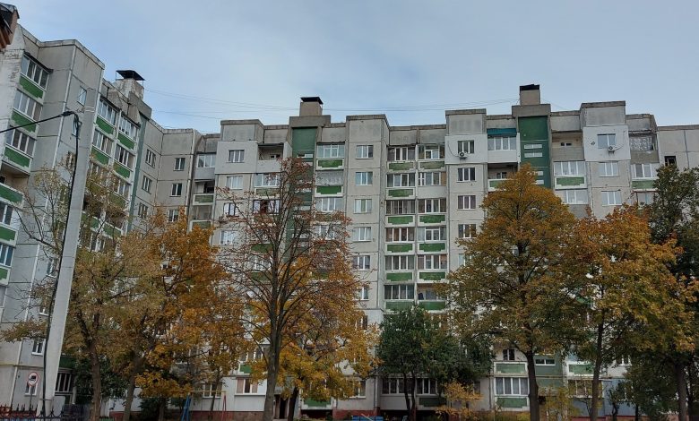 У будинку по вулиці Чорновола в Чернігові, який зруйнували рашисти, завершується відновлення ліфтів (Фото)