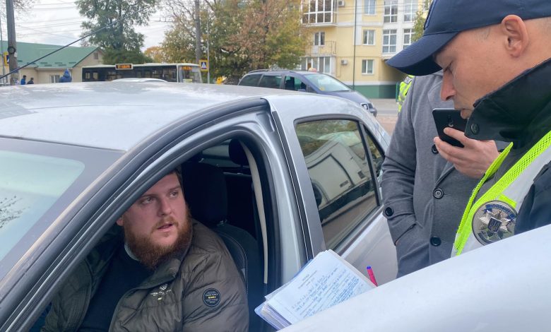 У Чернігові двоє п`яних священників заїхали автомобілем на територію Троїцького собору і погрожували військовим розправою (Фото, Відео)