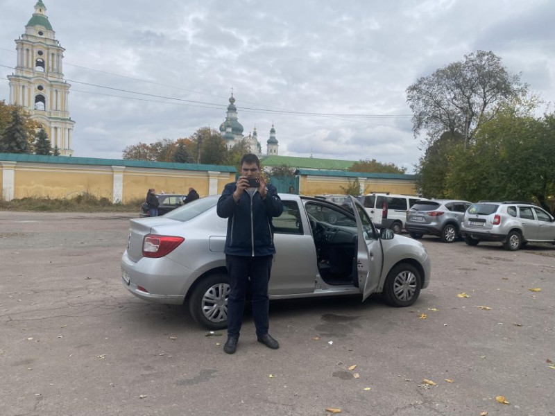 У Чернігові двоє п`яних священників заїхали автомобілем на територію Троїцького собору і погрожували військовим розправою (Фото, Відео)