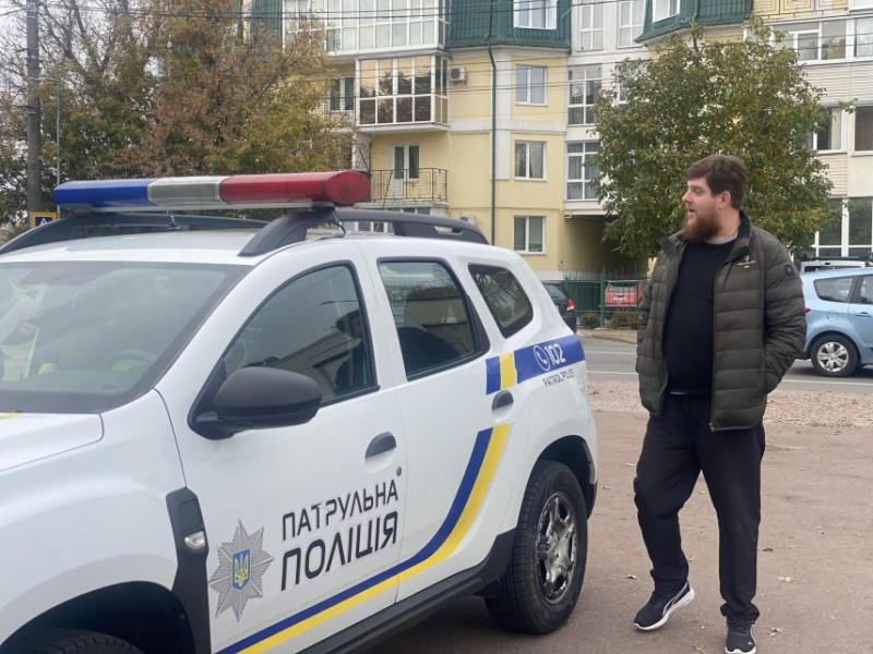 У Чернігові двоє п`яних священників заїхали автомобілем на територію Троїцького собору і погрожували військовим розправою (Фото, Відео)