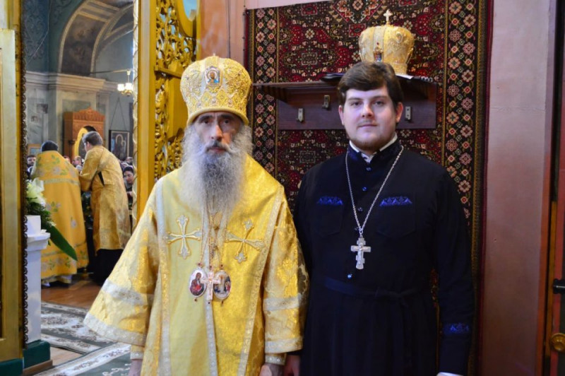 У Чернігові двоє п`яних священників заїхали автомобілем на територію Троїцького собору і погрожували військовим розправою (Фото, Відео)