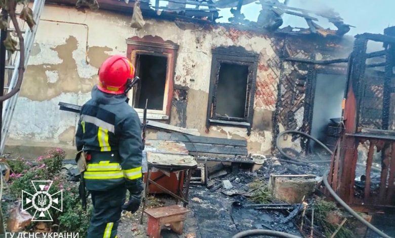 У Чернігові горів житловий будинок: двоє людей травмовано