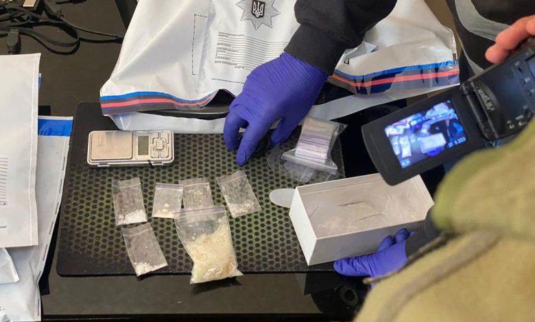У Чернігові поліцейські затримали наркоторговця-закладчика та вилучили у нього психотропи на понад 700 тисяч гривень (Фото)