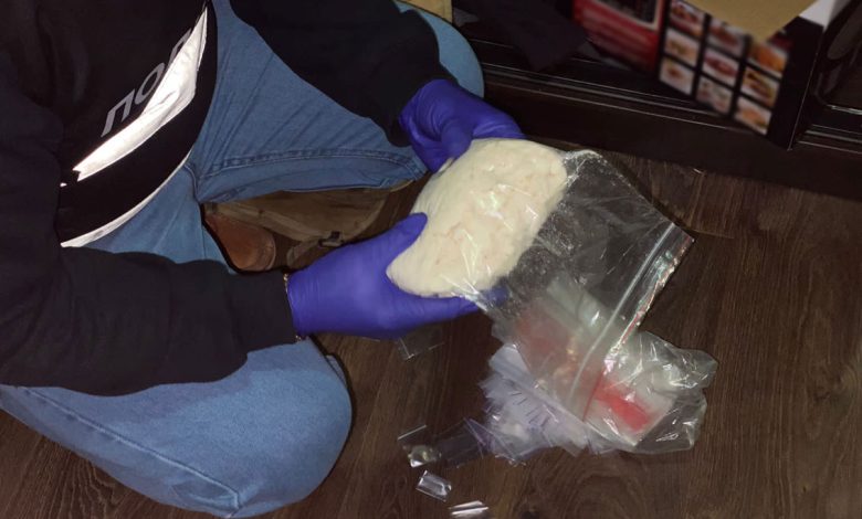 У Чернігові поліцейські затримали наркоторговця-закладчика та вилучили у нього психотропи на понад 700 тисяч гривень (Фото)