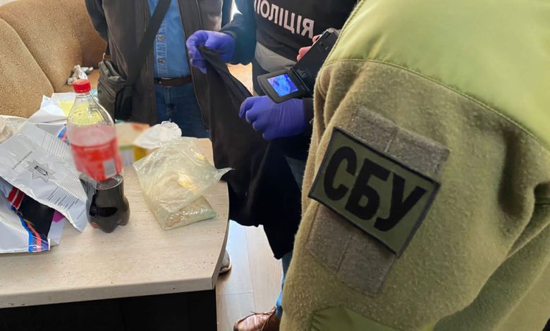 У Чернігові поліцейські затримали наркоторговця-закладчика та вилучили у нього психотропи на понад 700 тисяч гривень (Фото)