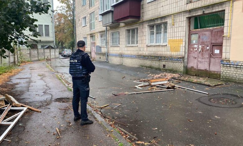 У Чернігові вікно впало на перехожого підлітка