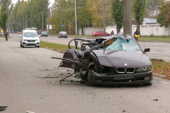 У Чернігові водій на BMW влетів у стовп: є постраждалі