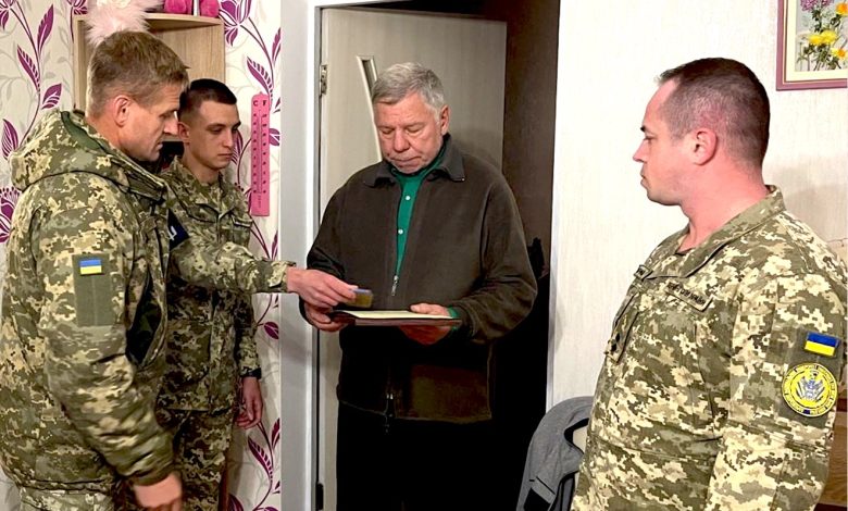 Військові передали дідусю загиблого воїна відзнаку Президента України «За оборону України»