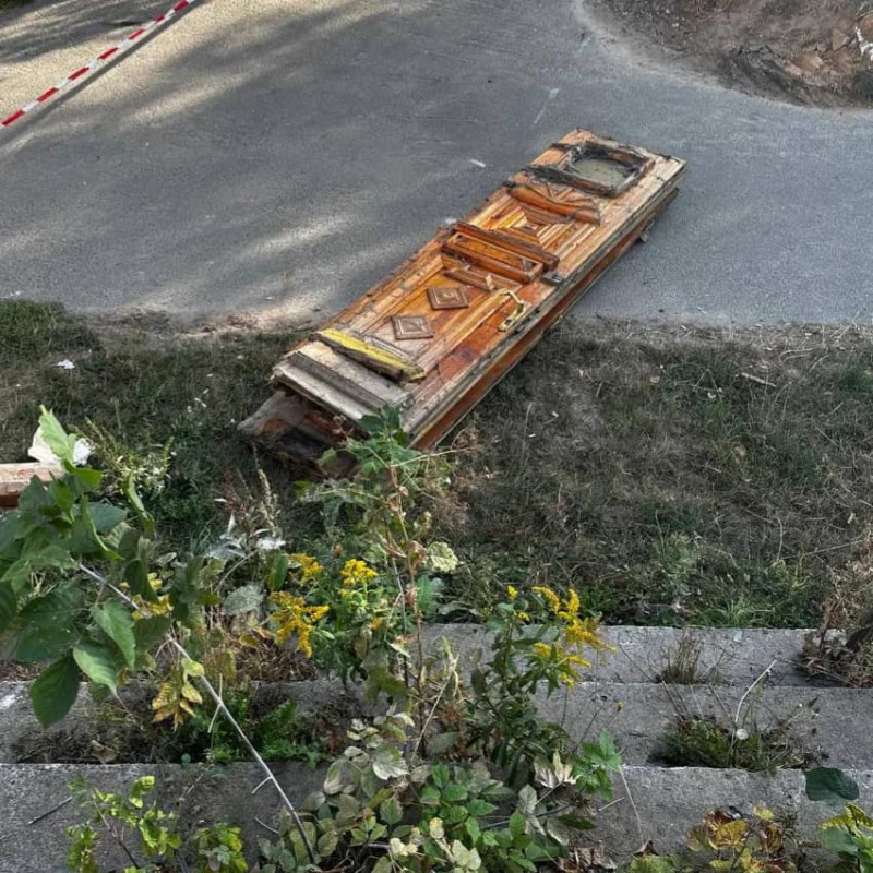 Волонтери врятували історичні двері будинку Полторацьких у Чернігові (Фото)