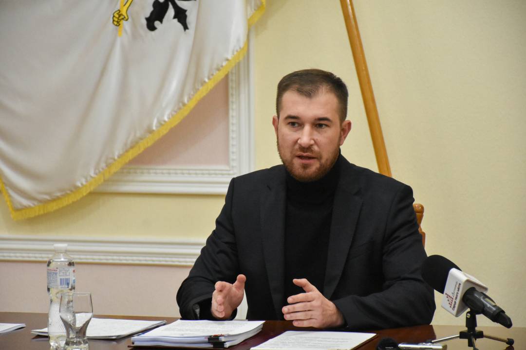 62 платана, що висаджують на Валу, місту передав благодійник