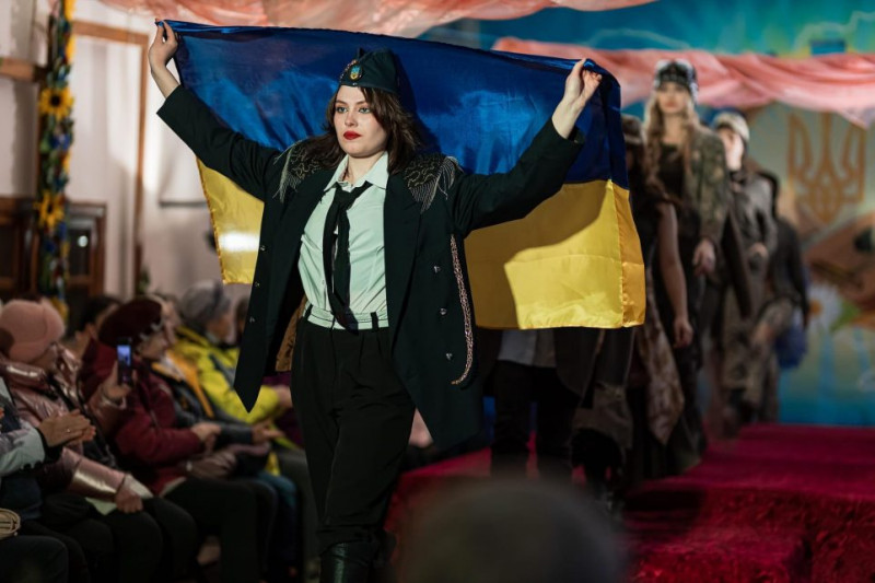 Благодійний показ мод: у громаді на Чернігівщині зібрали кошти на підтримку ЗСУ (Фото)