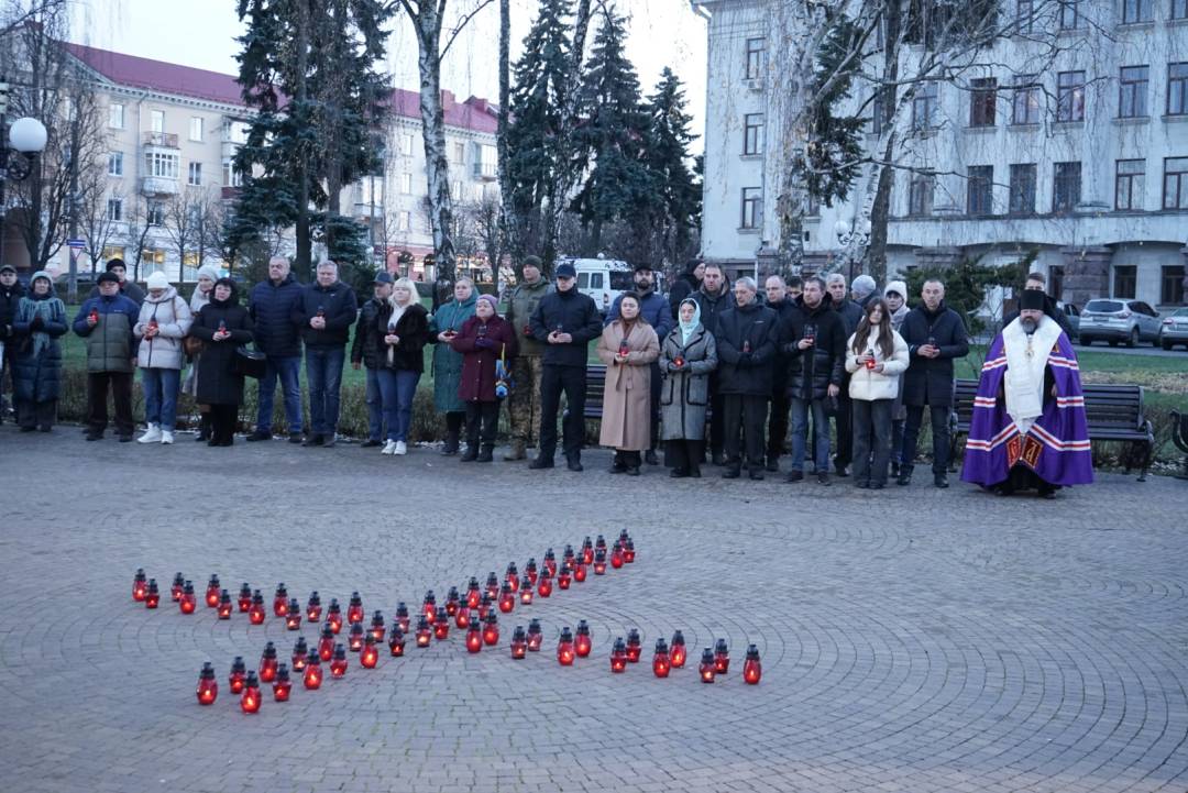 Чернігівці запалили свічки пам'яті на вшанування жертв Голодоморів
