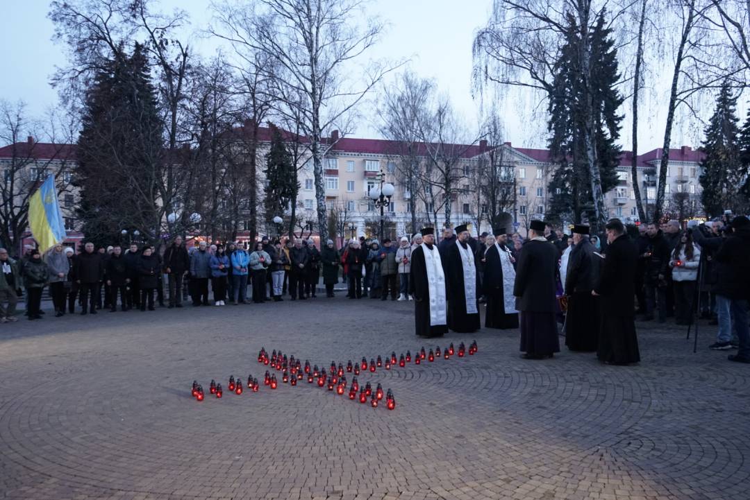 Чернігівці запалили свічки пам'яті на вшанування жертв Голодоморів