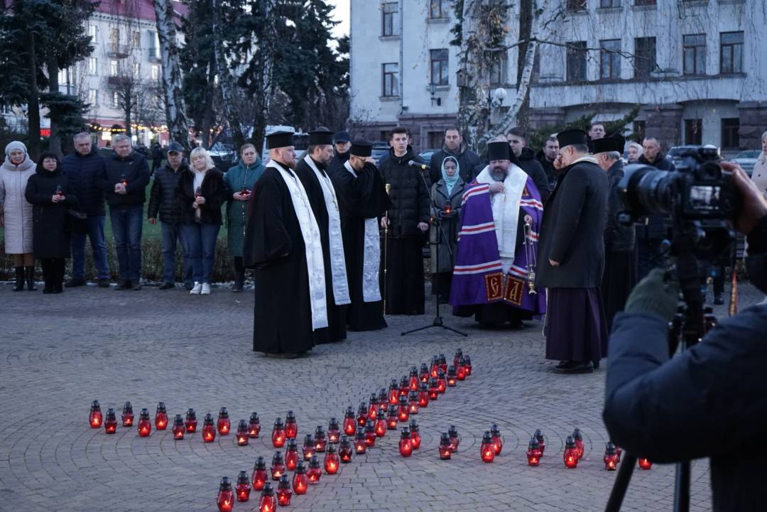 Чернігівці запалили свічки пам'яті на вшанування жертв Голодоморів