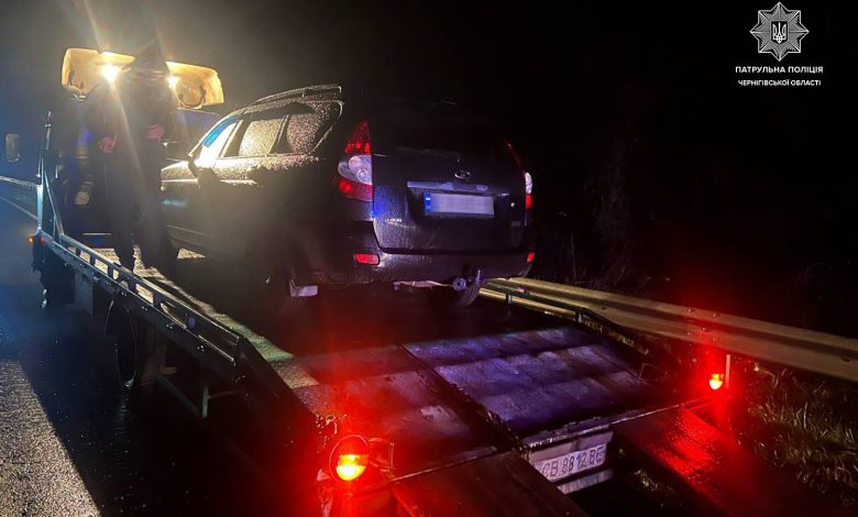 Чернігівські патрульні розшукали легковик, який може бути причетним до вчинення ДТП: водій позбавлений права керування