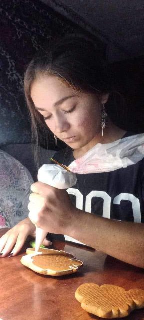 Дівчина з Чернігівщини віртуозно розмальовує імбирні пряники та розробляє проєкт парку в рідному селі