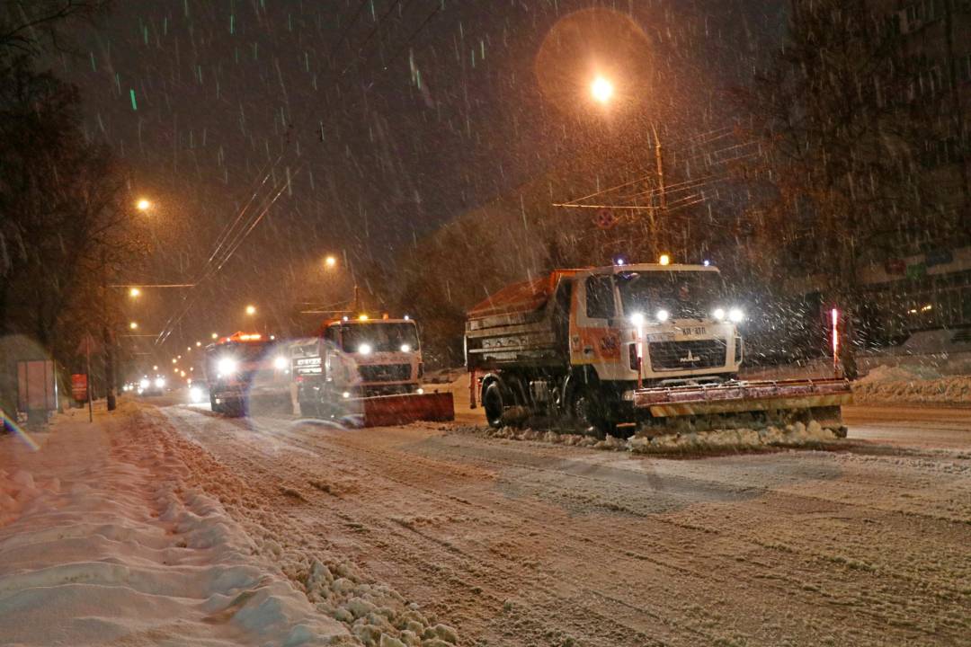 Комунальники зі спецтехнікою прибирають сніг у Чернігові