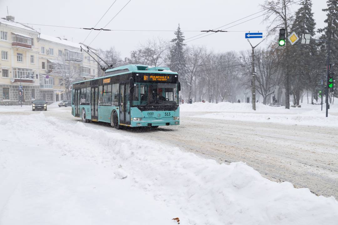 Місто прибирає від снігу 54 одиниці техніки та 380 комунальників