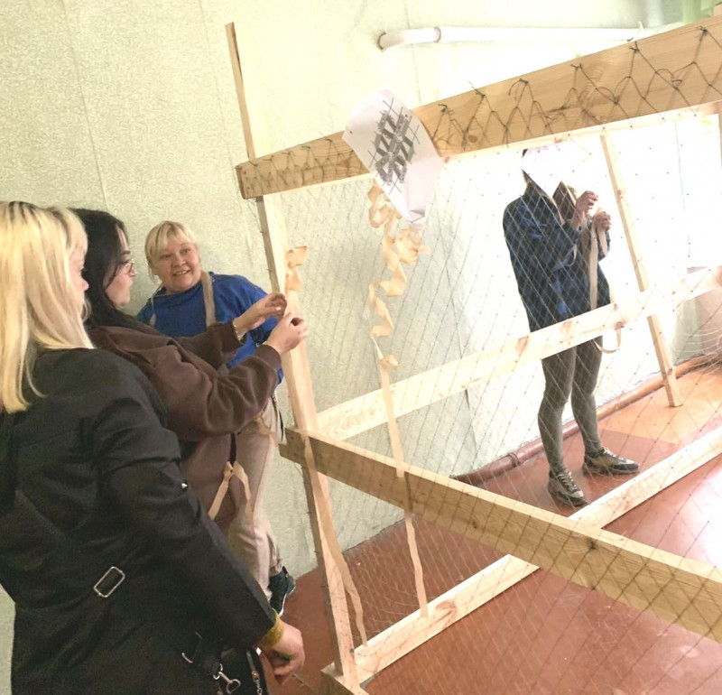 На Чернігівщині безробітні плетуть маскувальні сітки для ЗСУ