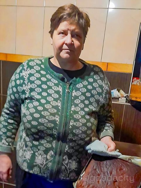 На Чернігівщині незряча жінка вʼяже теплі шкарпетки і килимки для воїнів 