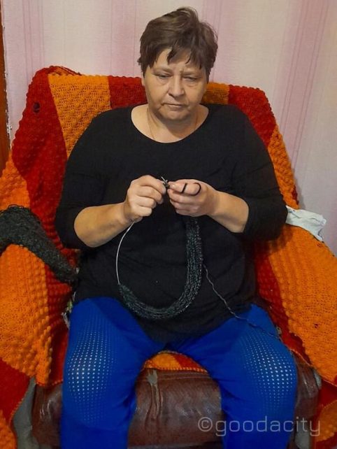 На Чернігівщині незряча жінка вʼяже теплі шкарпетки і килимки для воїнів 
