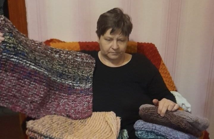 На Чернігівщині незряча жінка вʼяже теплі шкарпетки і килимки для воїнів 