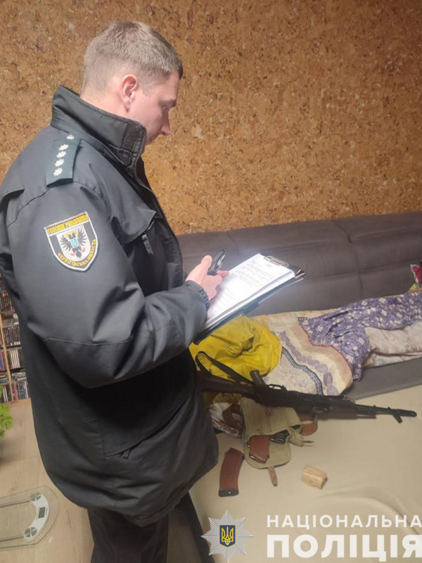 На Чернігівщині у домашнього кривдника вилучили автомат, патрони та наркотики
