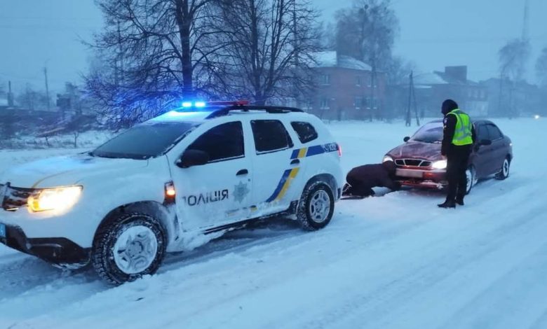 На Чернігівщині вирує негода: поліція допомагає громадянам (Фото)