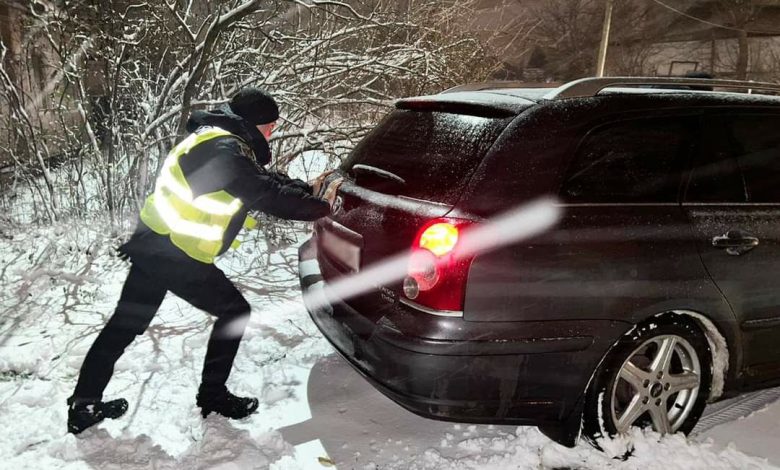 На Чернігівщині вирує негода: поліція допомагає громадянам (Фото)