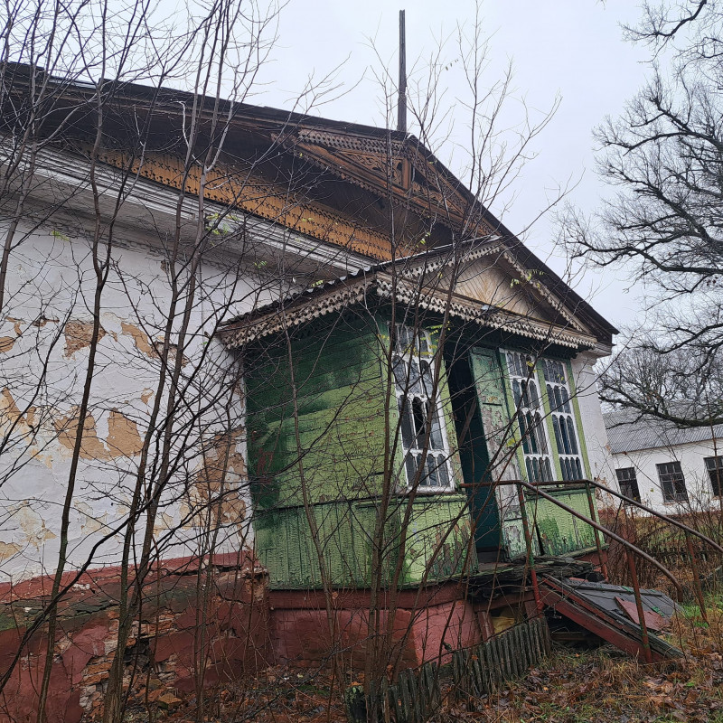 На Чернігівщині занепадає старовинний будинок із мезоніном (Фото)